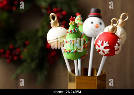 Köstliche Weihnachtskuchen auf Holzhintergrund, Nahaufnahme Stockfoto