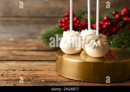 Köstlicher Weihnachtskuchen auf einem Holztisch. Platz für Text Stockfoto