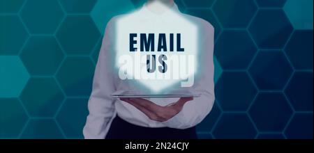 Handgeschriebenes Schild E-Mail uns. Konzeptfoto Senden einer Werbebotschaft per Post an eine Gruppe von Personen Stockfoto