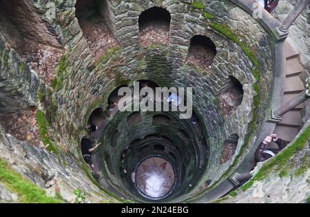 Blick auf den Brunnen der Initiierung im Gebiet Quinta da Regaleira in der Nähe der Stadt Sintra, Portugal Stockfoto