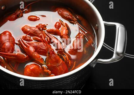 Frische, köstliche Flusskrebse im Topf, Nahaufnahme Stockfoto