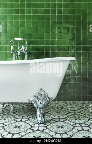 Schönes Badezimmer im Vintage-Stil mit einer verchromten Klauenbadewanne mit Wasserhähnen und Chromrohren Stockfoto