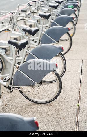 Ljubljana, Slowenien - 10. Oktober 2022: Fahrradparkplatz in Ljubljana Stockfoto