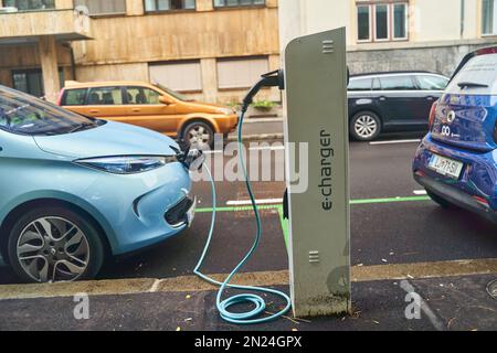 Ljubljana, Slowenien - 10. Oktober 2022: Blue Renault Electric Car Charging auf der Straße von Ljubljana, Slowenien Stockfoto