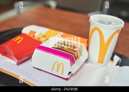 Ljubljana, Slowenien - 10. Oktober 2022: McDonalds Essen auf einem Tablett. Burger, Pommes Frites und Getränke Stockfoto