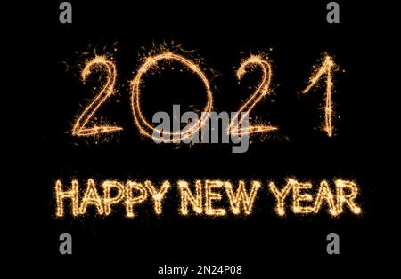 Frohe Neujahrskarte. 2021- und Textsilhouetten aus Glitzereffekt auf schwarzem Hintergrund Stockfoto