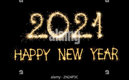 Frohe Neujahrskarte. 2021- und Textsilhouetten aus Glitzereffekt auf schwarzem Hintergrund Stockfoto