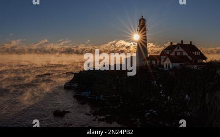 Ein Leuchtturm an der Küste von Maine Stockfoto