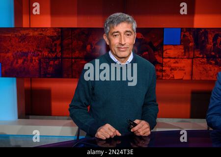 Köln, Deutschland. 06. Februar 2023. Ranga YOGESHWAR, Moderatorin, Wissenschaftsjournalistin, "hart aber fair", TV-Show, Talkshow 6. Februar 2023, Köln Credit: dpa/Alamy Live News Stockfoto