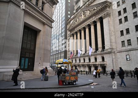 Fußgänger laufen am 6. Februar 2023 in New York City in der Nähe der New Yorker Börse (NYSE). Stockfoto