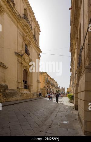 NOTO, SIZILIEN - 23. APRIL 2019: Touristen auf der Straße Vittorio Emanuele in noto, Sizilien Stockfoto