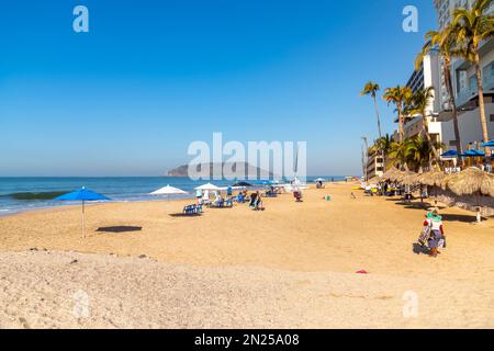 Blick von einem Sandstrand in der Golden Zone Resort Gegend der Stadt Mazatlan, Mexiko, entlang der mexikanischen Riviera. Stockfoto