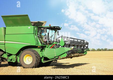 Moderner Mähdrescher im Feld. Agrarindustrie Stockfoto