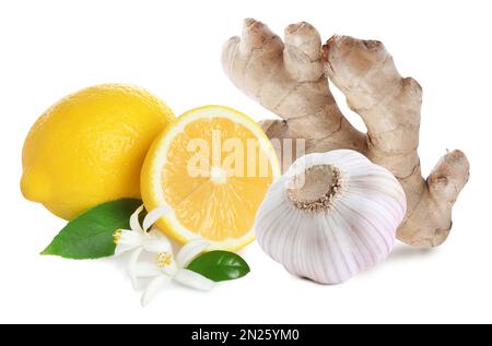 Ingwerwurzel, Knoblauch und Zitrone auf weißem Hintergrund Stockfoto