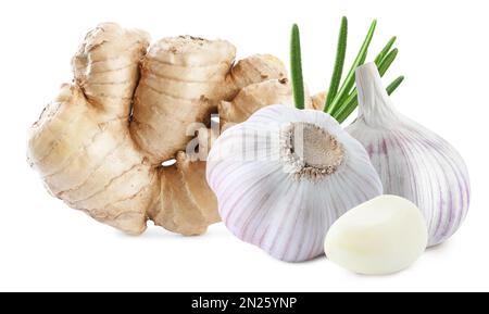 Ingwerwurzel, Knoblauch und Rosmarin auf weißem Hintergrund Stockfoto