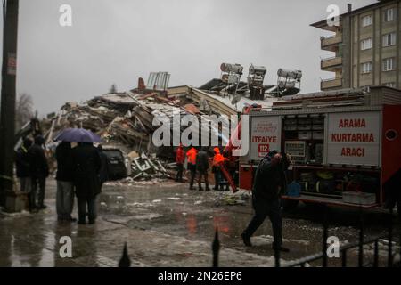 Gaziantep, Türkei. 6. Februar 2023. Gaziantep, Türkei. 06. Februar 2023 Rettungskräfte werden eingesetzt, um Menschen zu retten, die nach einem Erdbeben der Stärke 7,8 in der Südtürkei unter den Trümmern in Gaziantep gefangen sind. Nach Angaben türkischer Beamter wurden nach dem Beben am frühen Montag mindestens 284 Menschen in der Türkei getötet und mehr als 2300 verletzt. Das Erdbeben traf auch den Nordwesten Syriens, wo 230 Menschen vermutlich gestorben sind (Kreditbild: © Muhammad ATA/IMAGESLIVE via ZUMA Press Wire), NUR REDAKTIONELLE VERWENDUNG! Nicht für den kommerziellen GEBRAUCH! Stockfoto