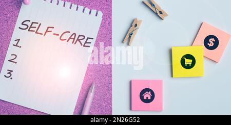 Inspiration mit Schild „Self Care“. Wort für die Praxis, Maßnahmen zu ergreifen, um die eigene Gesundheit zu verbessern Stockfoto