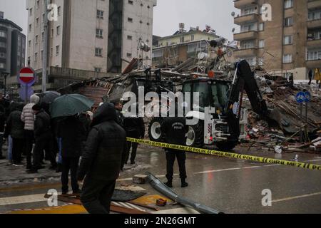 Gaziantep, Türkei. 6. Februar 2023. Gaziantep, Türkei. 06. Februar 2023 Rettungskräfte werden eingesetzt, um Menschen zu retten, die nach einem Erdbeben der Stärke 7,8 in der Südtürkei unter den Trümmern in Gaziantep gefangen sind. Nach Angaben türkischer Beamter wurden nach dem Beben am frühen Montag mindestens 284 Menschen in der Türkei getötet und mehr als 2300 verletzt. Das Erdbeben traf auch den Nordwesten Syriens, wo 230 Menschen vermutlich gestorben sind (Kreditbild: © Muhammad ATA/IMAGESLIVE via ZUMA Press Wire), NUR REDAKTIONELLE VERWENDUNG! Nicht für den kommerziellen GEBRAUCH! Stockfoto