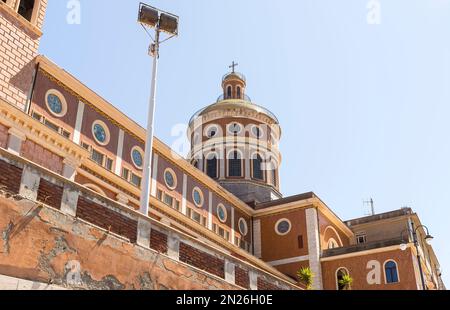 Architektonische Sehenswürdigkeiten des Heiligtums der „Madonna Nera“ von Tindari in Patti, Provinz Messina, Sizilien, Italien. Stockfoto