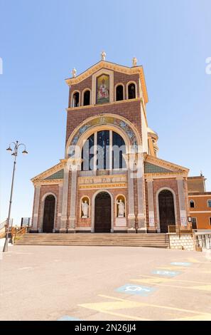 Architektonische Sehenswürdigkeiten des Heiligtums der „Madonna Nera“ von Tindari in Patti, Provinz Messina, Sizilien, Italien. Stockfoto