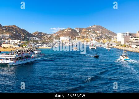 Blick von einem Boot in der Bucht des Yachthafens, der Hafenstadt und der Hügel des mexikanischen Ferienorts Cabo San Lucas, Mexiko. Stockfoto