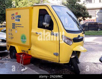 Volta EV Elektrischer eLoader 3, geschlossenes Fahrzeug mit Rädern, das vom SOK-Supermarkt in der Türkei geliefert wird Stockfoto