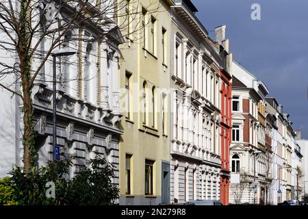 Typische Reihe von Häusern mit Gebäuden aus dem 19. Jahrhundert im kölner ehrenfeld Stockfoto