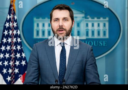 Washington, Usa. 06. Februar 2023. Brian Deese, Direktor des National Economic Council, spricht mit Reportern im Presseinformationsraum des Weißen Hauses im Weißen Haus in Washington, DC. Kredit: SOPA Images Limited/Alamy Live News Stockfoto