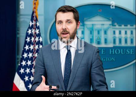 Washington, Usa. 06. Februar 2023. Brian Deese, Direktor des National Economic Council, spricht mit Reportern im Presseinformationsraum des Weißen Hauses im Weißen Haus in Washington, DC. Kredit: SOPA Images Limited/Alamy Live News Stockfoto