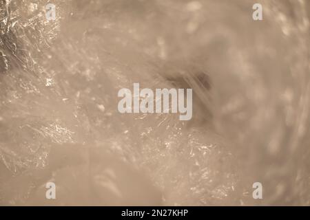 Struktur aus Kunststoff. Verpackungsfolie im Detail. Transparentes Material. Zerknitterte Folie. Stockfoto