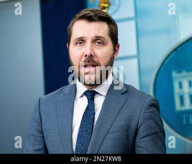 Washington, Usa. 06. Februar 2023. Brian Deese, Direktor des National Economic Council, spricht mit Reportern im Presseinformationsraum des Weißen Hauses im Weißen Haus in Washington, DC. Kredit: SOPA Images Limited/Alamy Live News Stockfoto