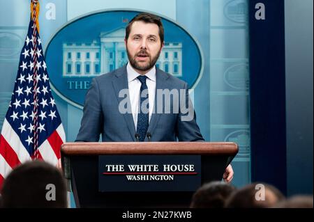 Washington, Usa. 06. Februar 2023. Brian Deese, Direktor des National Economic Council, spricht mit Reportern im Presseinformationsraum des Weißen Hauses im Weißen Haus in Washington, DC. Kredit: SOPA Images Limited/Alamy Live News Stockfoto