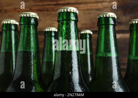 Bierflaschen auf Holzhintergrund, Nahaufnahme Stockfoto