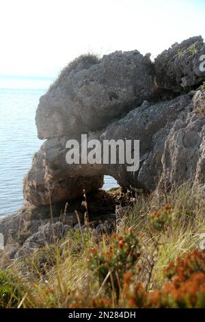 Formia, Italien. Blick auf die unberührte Küste des Mittelmeers im Parco di Gianola e Monte di Scauri. Durch Erosion geformte Felsformationen. Stockfoto