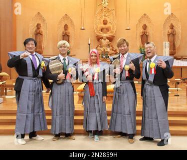 (L-R)Japanischer ehemaliger Profi-Wrestler Kenta Kobashi, GHC-Schwergewichts-Champion, Kaito Kiyomiya von Pro Wrestling Noah, italienisch-japanischer Profi-Wrestler und World of Stardom-Champion, Giulia vom Weltwunder-Ring Stardom, Triple Crown Heavyweight Champion Kento Miyahara of All Japan Pro Wrestling und Hiroyoshi Tenzan posieren für Fotografen nach der Bohnenwerfzeremonie im Ikegami Honmonji Tempel in Tokio, Japan am 3. Februar 2023. Kredit: AFLO/Alamy Live News Stockfoto