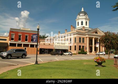 Monticello, GA, USA. Jasper County Courthouse und Geschäftsgebäude am Monticello Square. Stockfoto