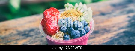 Acai Schüssel gesundes Frühstücksessen im Café. Gefrorener Smoothie mit frischem Obst, Heidelbeeren, Erdbeeren, Bienenpollen. Stockfoto