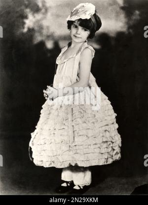 1926 , Lancaster , California , USA : die gefeierte amerikanische Sängerin und Schauspielerin JUDY GARLAND ( 1922 - 1969 ) , als sie ein junges Mädchen im Alter von 4 Jahren war . Als er sich in eine Schauspielschule in Lancaster ( Kalifornien ) einschrieb und die Aufmerksamkeit des Varietéstars Gus Edwards gewann . Unbekannter Fotograf .- GESCHICHTE - FOTO STORICHE - personalità da giovane giovani - ragazza - Persönlichkeiten als junges Mädchen - KINDHEIT - MUSIK - MUSICA - Cantante - BAMBINI - BAMBINA - KIND - KINDER - KINDHEIT - KINDHEIT - KINDHEIT -- ARCHIVIO GBB Stockfoto