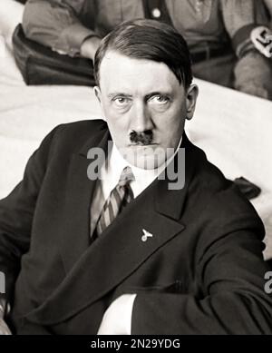 1932 Ca , DEUTSCHLAND : der deutsche Führerdiktator ADOLF HITLER ( 1889 - 1945 ). Unbekannter Fotograf. - GESCHICHTE - FOTO STORICHE - PORTRAIT - RITRATTO - ZWEITER WELTKRIEG - NAZI - NAZIST - NAZISMUS - NAZISTA - NAZISMO - SECONDA GUERRA MONDIALE - WW2 - ZWEITER WELTKRIEG - DITTATORE - POLITICA - POLITIKER - KRAWATTE - CRAVATTA -- ARCHIVIO GBB Stockfoto