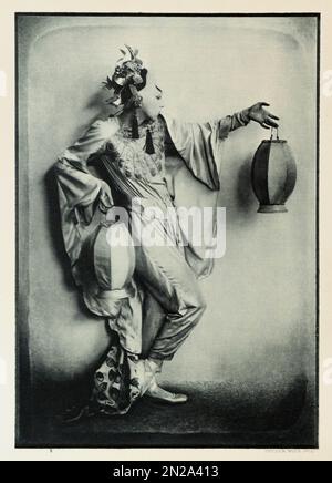 1922 Ca , Wien , ÖSTERREICH : die deutsche Tänzerin LO HESSE ( 1889 - 1983 Ca ) in der Rolle von TSCHAIKIUN . Foto: Franz Xavier SETZER ( 1886 - 1939 ) .- TANZ - DANZA - Ballerina - avanguardia - avantgarde - BALLETTO - TEATRO - AVANGUARDIA - Theater - moderno - MODERNISMO - MODERNISMUS - Kostüm di scena - Bühnenkostüm - ORIENTALE - ORIENTALISTA - ORIENTALIST - EXOTIC - ESOTICO - EXOTISMUS - ESOTISMO - MYSTERY ENIGMA - ENIGMATICO - ENIGMATICA - GESCHICHTE - FOTOSTORICHE - REPUBBLICA DI WEIMAR - KABARETT - CAMP IDOL - ANNI FOLLI - ANNI VENTI - JAZZ AGE - 1920ER - '20 - 20ER - GIAPPONESIS Stockfoto