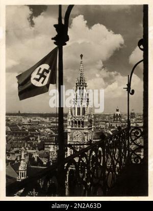 MÜNCHEN , Bayern , DEUTSCHLAND , 1933 : die nazistische Hakenkreuz-Fahne des deutschen Führers Diktator ADOLF HITLER ( 1889 - 1945 ). Blick auf die Stadt von St. Peterskirche . Unbekannter Fotograf. - GESCHICHTE - FOTO STORICHE - MONACO DI BAVIERA - BANDIERA - SVASTICA - ZWEITER WELTKRIEG - NAZI - NAZIST - NAZISMUS - NAZISTA - NAZISMO - SECONDA GUERRA MONDIALE - WW2 - ZWEITER WELTKRIEG - CHIESA - PANORAMA - AUSSICHT - ARCHITETTURA - ARCHITEKTUR - ARCHIVIO GBB Stockfoto