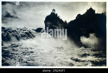 1920 Ca , ZÜRICH , SCHWEIZ : DIE RHEINFALL im Schloss Laufen . Die größten Wasserfälle in Europa : die Schaffhausen-Rheinfälle . Mit einer Breite von 150 Metern und einer Höhe von 23 Metern stürzt 600 m³ Wasser pro Sekunde im Sommer auf die Felsen. Unbekannter Fotograf. - Hospenthal - Canton Uri - SVIZZERA - SUISSE - GEOGRAFIE - GEOGRAFIA - FOTO STORICHE - GESCHICHTE - ALPI SVIZZZERE - SCHWEIZERISCHE ALPEN - DEUTSCHE SCHWEIZ - SVIZZERA TEDESCA - ZURIGO - CASCATE del RENO a SCIAFFUSA - ACQUA - WASSER - castello di LAUFEN - Archivio GBB Stockfoto