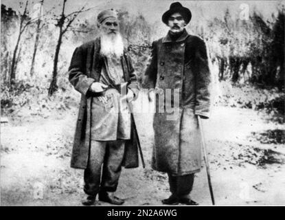 1908 Ca, Yasnaya Polyana , RUSSLAND : der gefeierte russische Schriftsteller Graf LEO TOLSTOY ( Leone , Lev Nikolaevic , Lev Tolstoi , Tolstoj, 1828 - 1910 ) mit dem Schriftsteller MAKSIM GORKIJ ( GORKY - Maxim Gorki , 1868 - 1936 ) . Unbekannter Fotograf. - SCRITTORE - TOLSTOJ - LETTERATO - LETTERATURA - LITERATUR - POET - POETA - POESIE - TOLSTOY - TOLSTOI - RUSSLAND - LETTERATO - SCRITTORE - LETTERATURA - LITERATUR - PORTRAIT - RITRATTO - POET - POETA - POESIA - POESIE - BART - BARBA - GARTEN - Giardino... - Archivio GBB Stockfoto