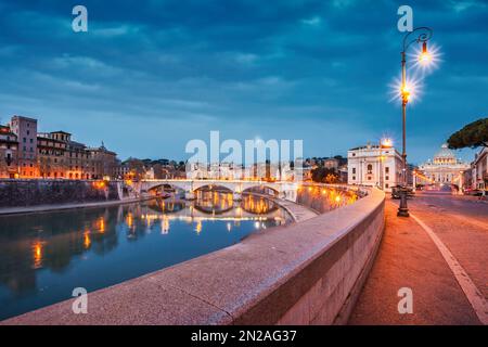 Tiber und Ponte Vittorio Emanuele II. In Rom, Italien bei Sonnenaufgang. Stockfoto