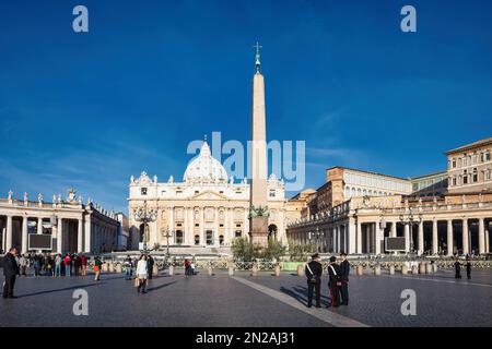 St. Petersdom und Petersplatz in der Vatikanstadt, Rom, Italien Stockfoto