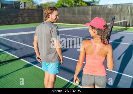 Tennisplatzspieler spielen im Sommer als Team Freizeitaktivitäten im Freien. Lustiger Sport für zwei Freunde, sportlicher Lifestyle Stockfoto