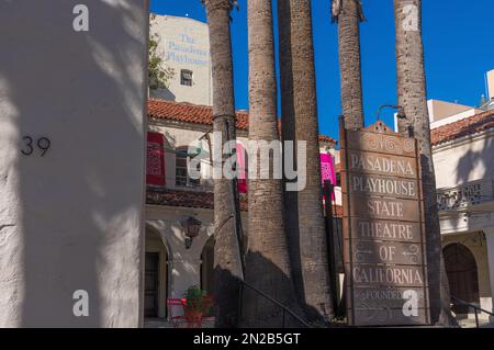 Das Pasadena Playhouse Gebäude wird in der Stadt Pasadena, Los Angeles County, an einem sonnigen Morgen mit blauem Himmel gezeigt. Stockfoto