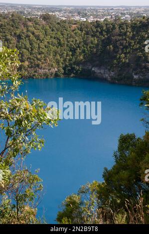 Der Blaue See, geformt in einem vulkanischen Mahar, am Mount Gambier, Südosten Südaustraliens Stockfoto