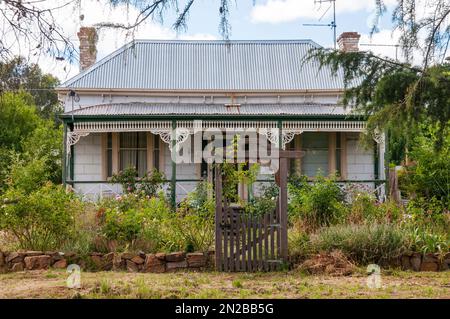 Traditionelles Wetterbrett-Cottage in Guildford, in den historischen zentralen Goldfeldern von Victoria, Australien Stockfoto