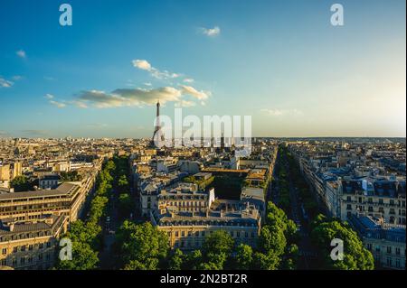 Skyline von Paris mit Eiffelturm bei Dämmerung Stockfoto